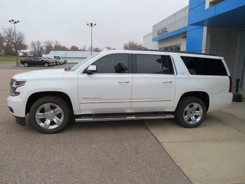 Used 2018 Chevrolet Suburban LT w/ LT Signature Package image 1