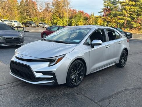 Used 2024 Toyota Corolla SE image 2