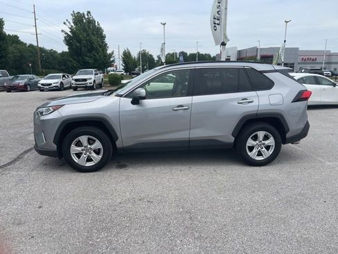 Used 2020 Toyota RAV4 XLE w/ Convenience Package FWD image 4