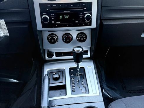 Used 2011 Dodge Nitro SXT image 19