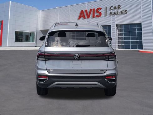 Used 2025 Volkswagen Taos SE AWD/4WD image 7