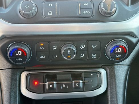 Used 2023 GMC Acadia SLT image 17