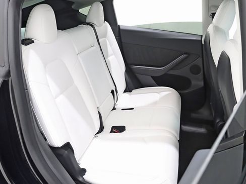 Used 2022 Tesla Model Y Long Range image 29