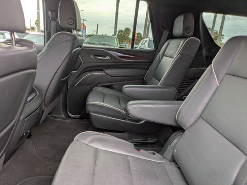 Certified 2023 Cadillac Escalade Premium Luxury image 17