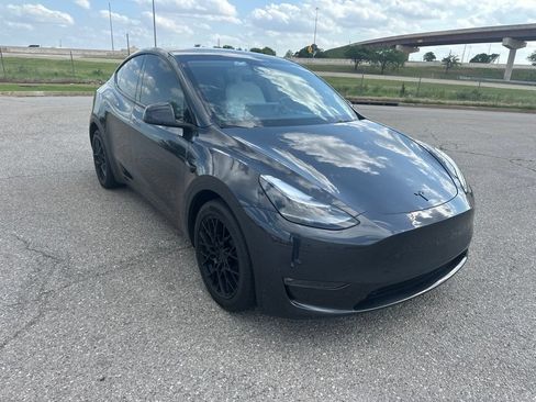 Used 2024 Tesla Model Y Long Range AWD/4WD image 4