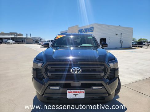 Used 2025 Toyota Tacoma SR5 image 2