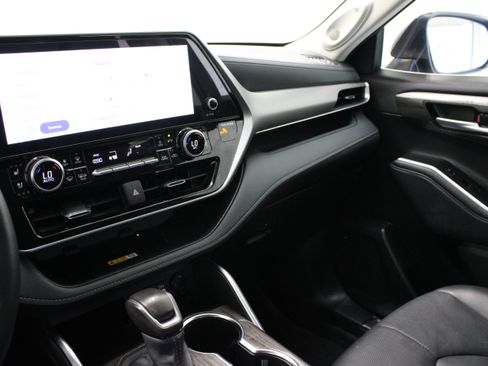 Used 2024 Toyota Highlander Platinum FWD image 16