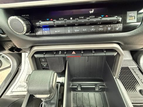 Used 2022 Toyota Tundra Limited AWD/4WD image 40