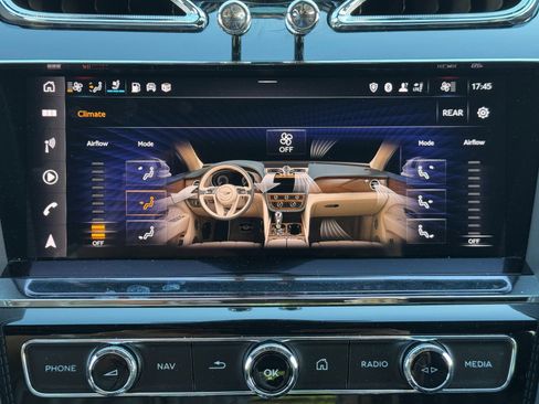 Used 2022 Bentley Bentayga AWD/4WD image 30