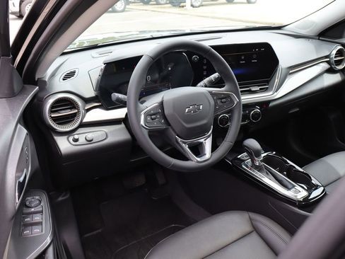 Used 2025 Chevrolet Trax ACTIV w/ Sunroof Package FWD image 11