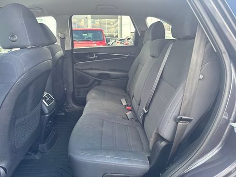 Used 2019 Kia Sorento FWD image 32