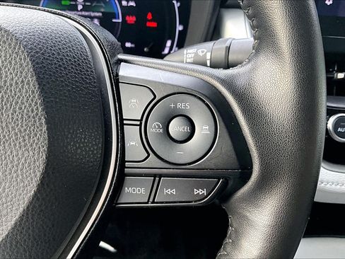 Used 2025 Toyota Corolla SE w/ SE Premium Package FWD image 18