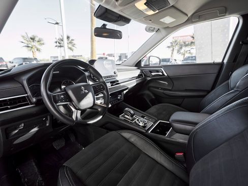 Used 2023 Mitsubishi Outlander SE image 2