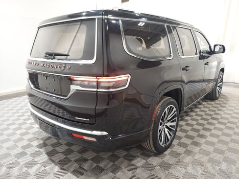 Used 2022 Jeep Grand Wagoneer Series III w/ Rear-Seat Entertainment Group AWD/4WD image 3