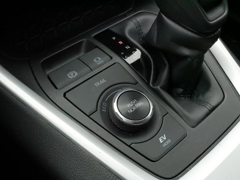 Certified 2025 Toyota RAV4 LE image 27