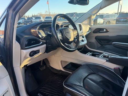 Used 2022 Chrysler Pacifica Limited AWD/4WD image 19