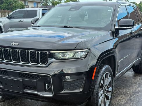 Used 2022 Jeep Grand Cherokee Overland w/ Luxury Tech Group IV AWD/4WD image 7