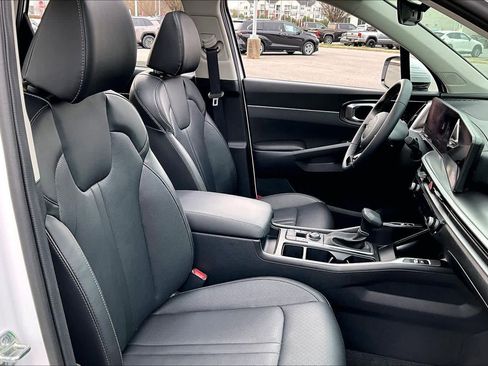 Used 2024 Kia Sorento EX w/ Panoramic Sunroof Package image 8