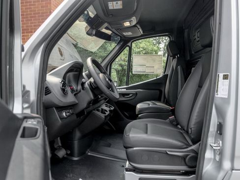 Used 2025 Mercedes-Benz Sprinter 2500 image 12