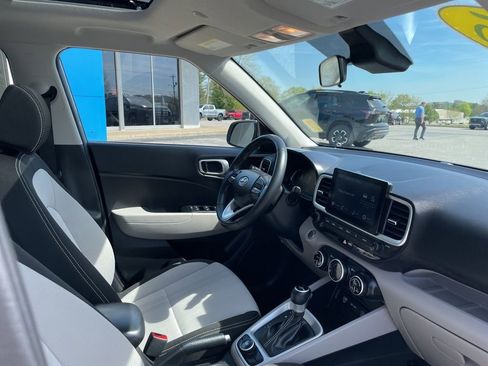 Used 2025 Hyundai Venue SEL image 29
