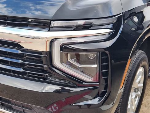 Used 2025 Chevrolet Suburban LS RWD image 8
