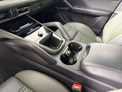 Certified 2024 Porsche Cayenne AWD/4WD image 31