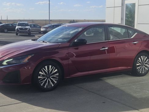 Used 2024 Nissan Altima 2.5 SV FWD image 21