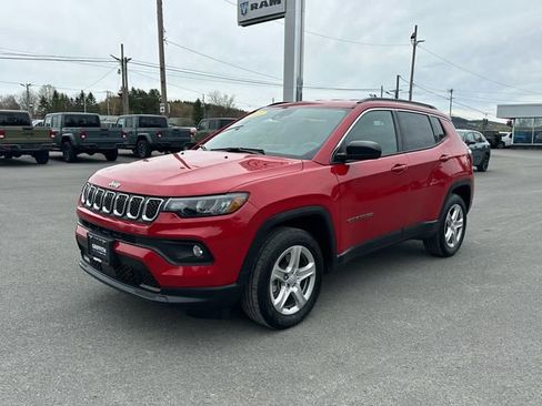 Used 2023 Jeep Compass Latitude w/ Convenience Group AWD/4WD image 1