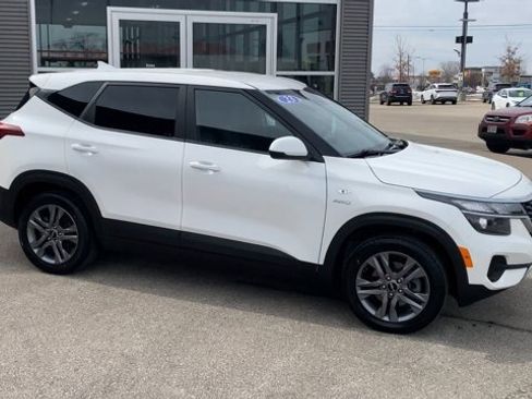 Used 2023 Kia Seltos LX image 3