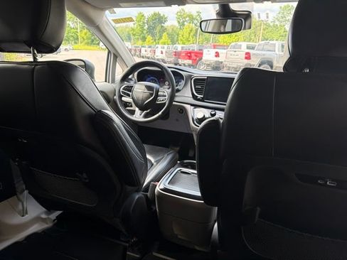 Certified 2023 Chrysler Pacifica Touring-L FWD image 10