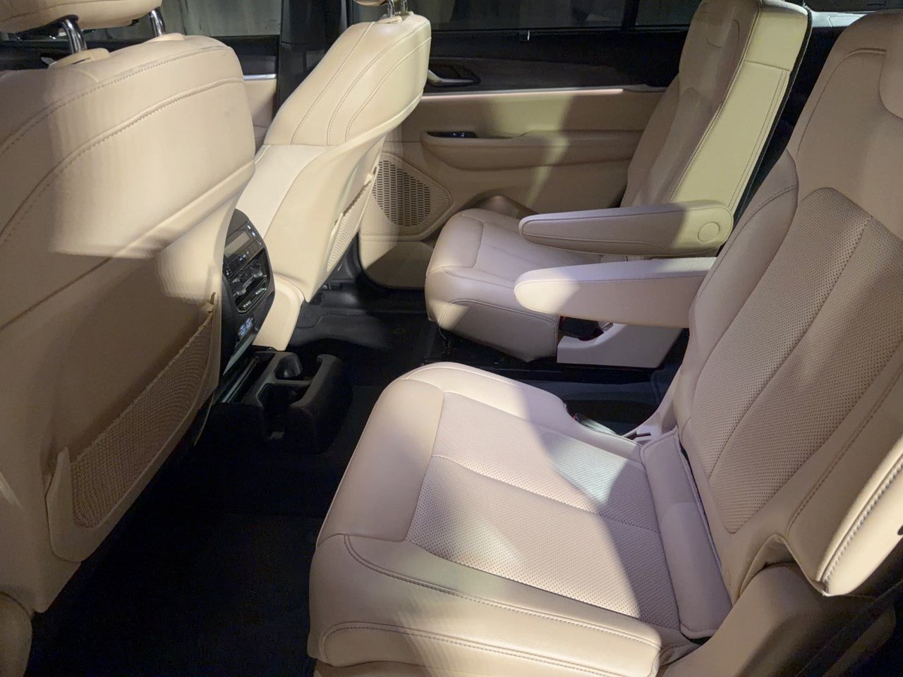 Used 2024 Jeep Grand Cherokee L Limited w/ Luxury Tech Group II AWD/4WD image 25