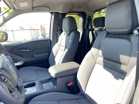 Used 2024 Nissan Frontier SV w/ SV Convenience Package image 9