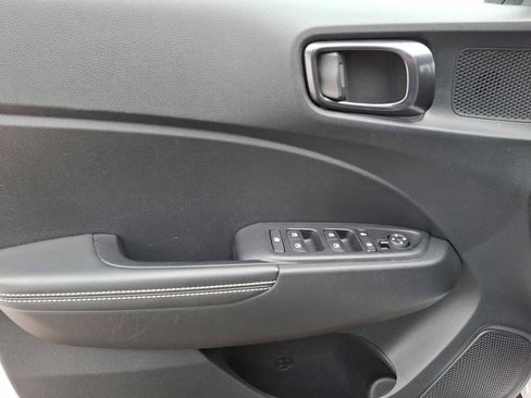 Used 2023 Hyundai Venue Limited image 10