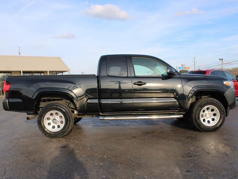 Used 2019 Toyota Tacoma SR image 3