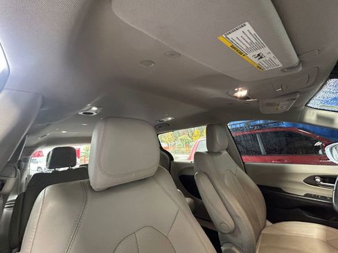 Used 2021 Chrysler Pacifica Touring-L image 27