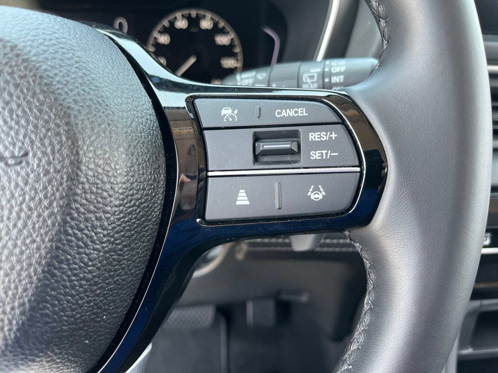 Used 2025 Honda Pilot Touring image 23