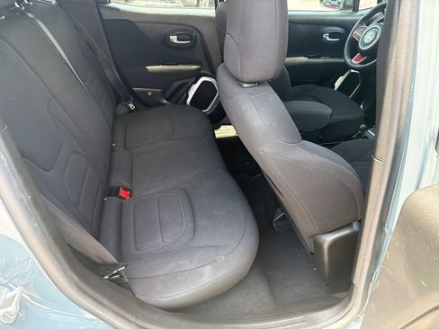 Used 2018 Jeep Renegade Latitude FWD image 17