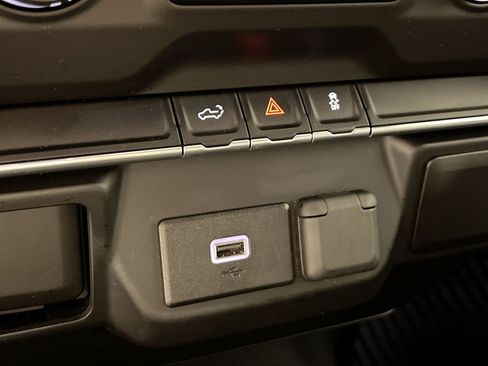 Used 2019 Chevrolet Silverado 1500 Custom w/ Custom Convenience Package AWD/4WD image 31