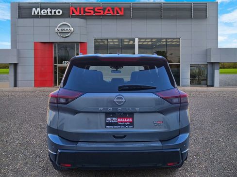 Used 2024 Nissan Rogue SV w/ SV Premium Package image 5