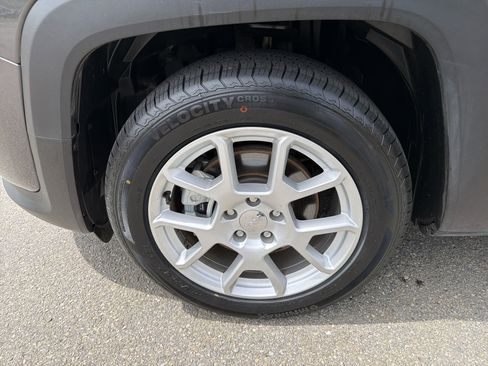 Used 2021 Jeep Renegade Latitude FWD image 11