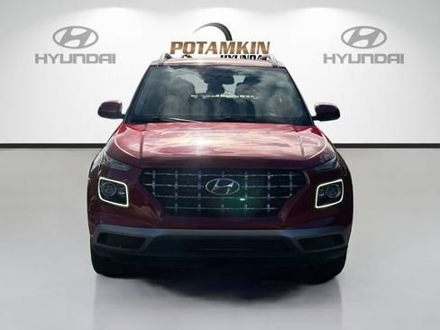 Used 2024 Hyundai Venue Limited FWD image 2