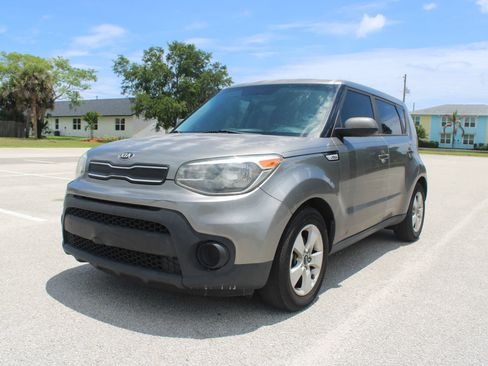 Used 2017 Kia Soul FWD image 2