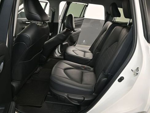 Used 2022 Toyota Highlander XLE image 9