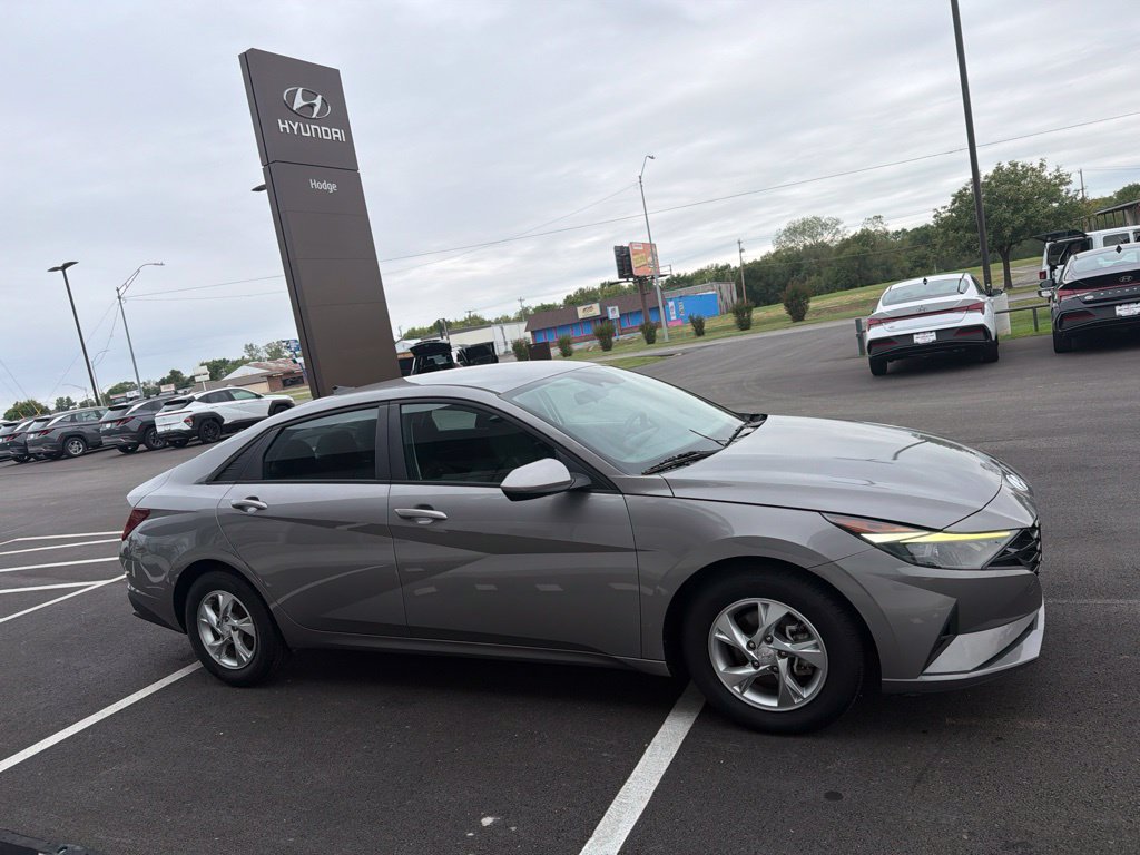 Used 2023 Hyundai Elantra SE FWD image 4