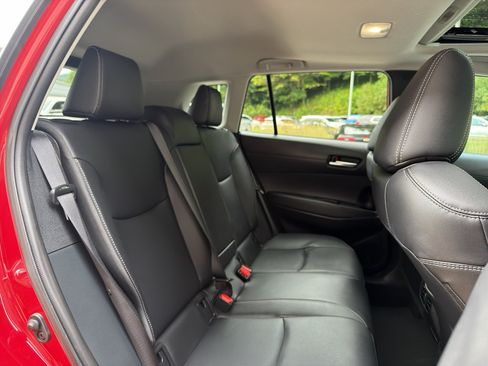 Used 2023 Toyota Corolla Cross XLE w/ Convenience Package FWD image 20