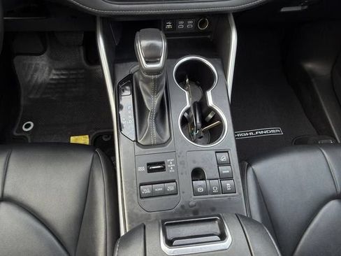 Used 2024 Toyota Highlander XLE AWD/4WD image 19
