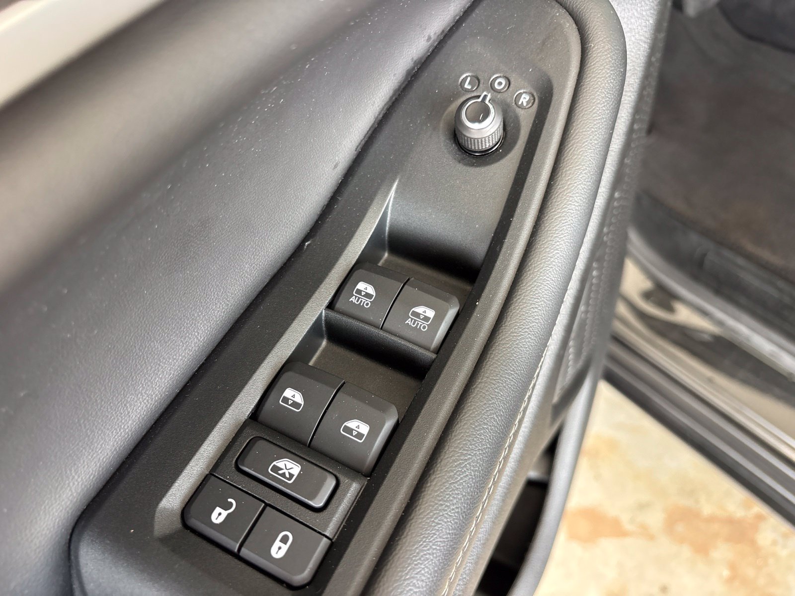 Used 2024 Jeep Grand Cherokee L Limited w/ Black Appearance Package RWD image 11