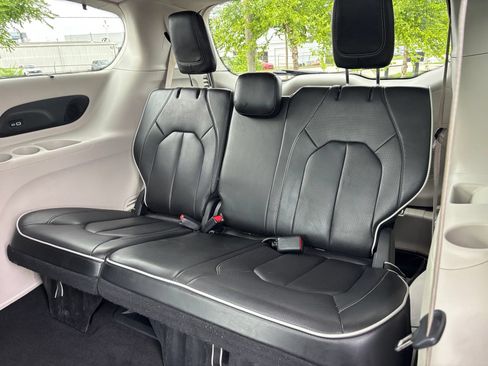 Used 2023 Chrysler Pacifica Limited FWD image 18