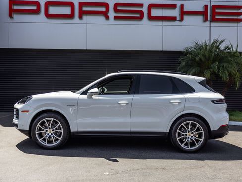 Certified 2024 Porsche Cayenne AWD/4WD image 2
