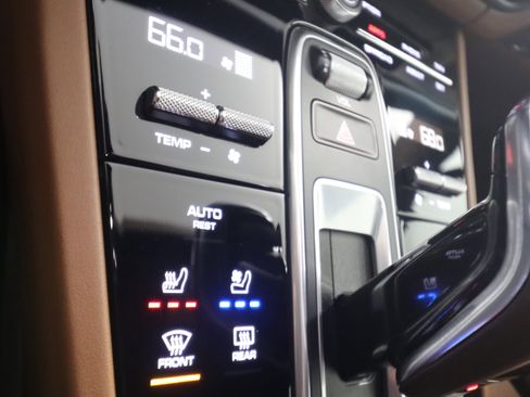 Certified 2023 Porsche Cayenne Platinum Edition image 23